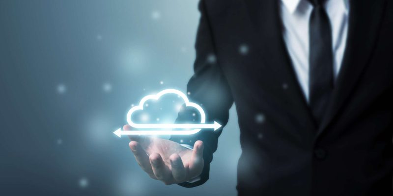 Cloud computing and technology network connection concept, Businessman hand holding icon cloud server Avocat Données publiques