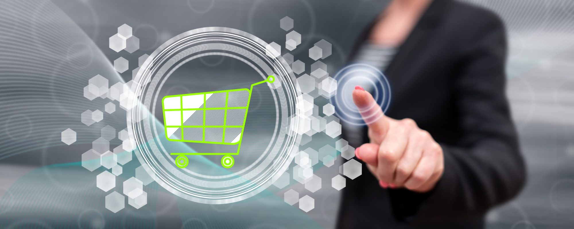 Woman touching an e-commerce concept publicité comparative